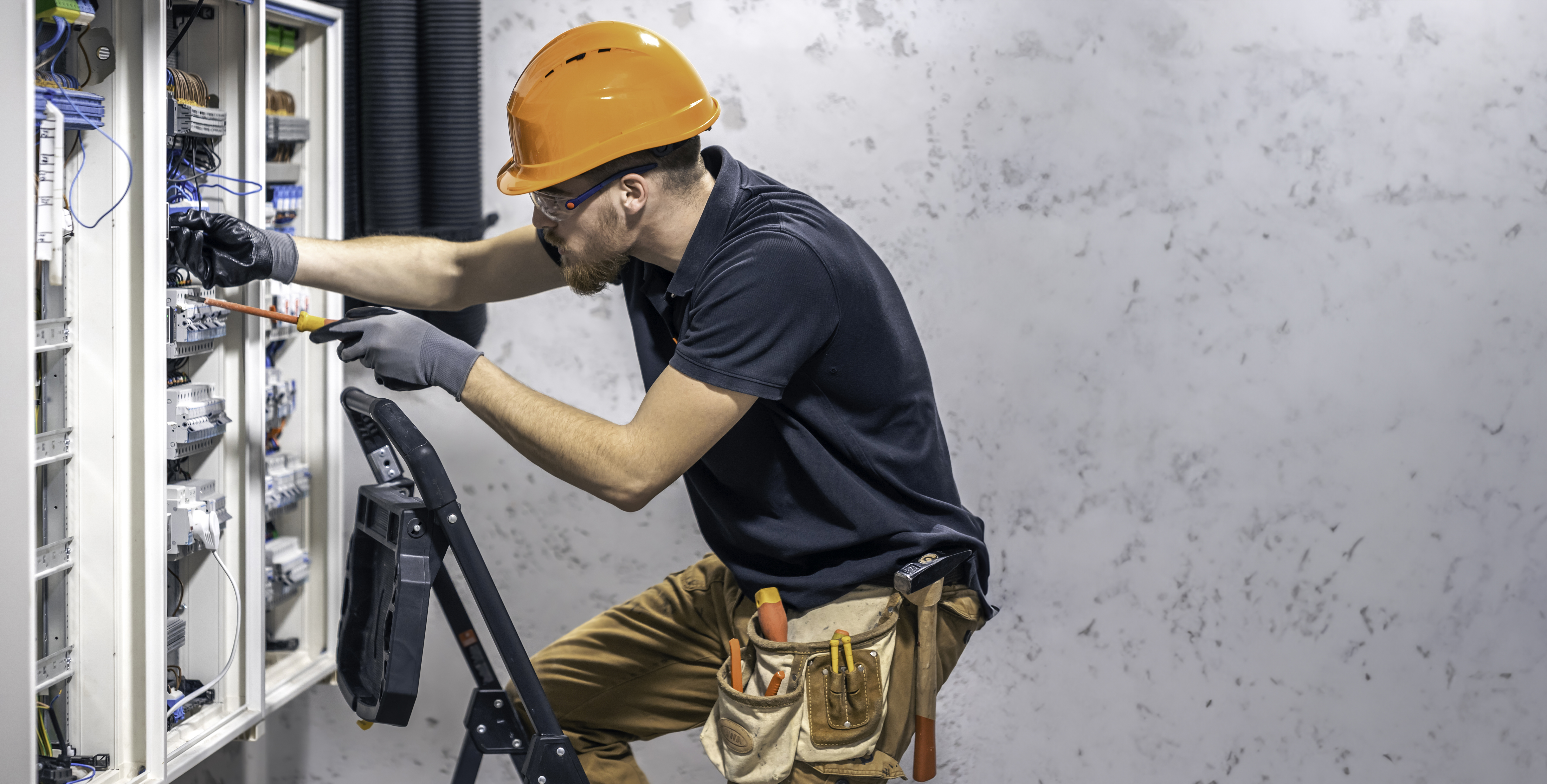 Electrician montând întrerupător